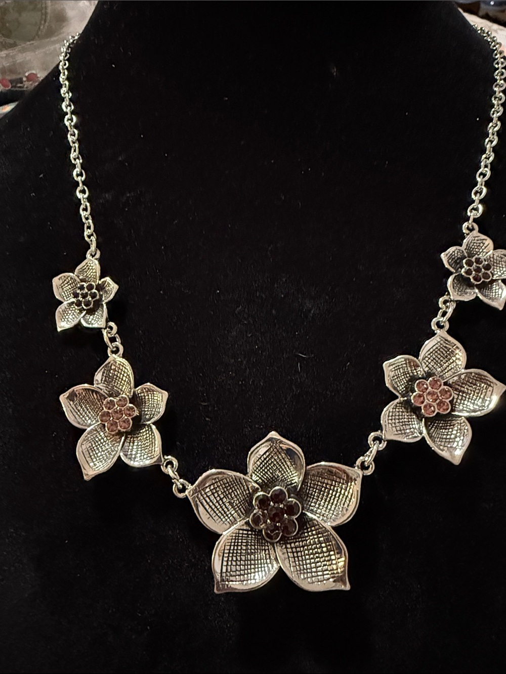 NWT Women’s 11” Silver- Tone Floral Statement Necklace